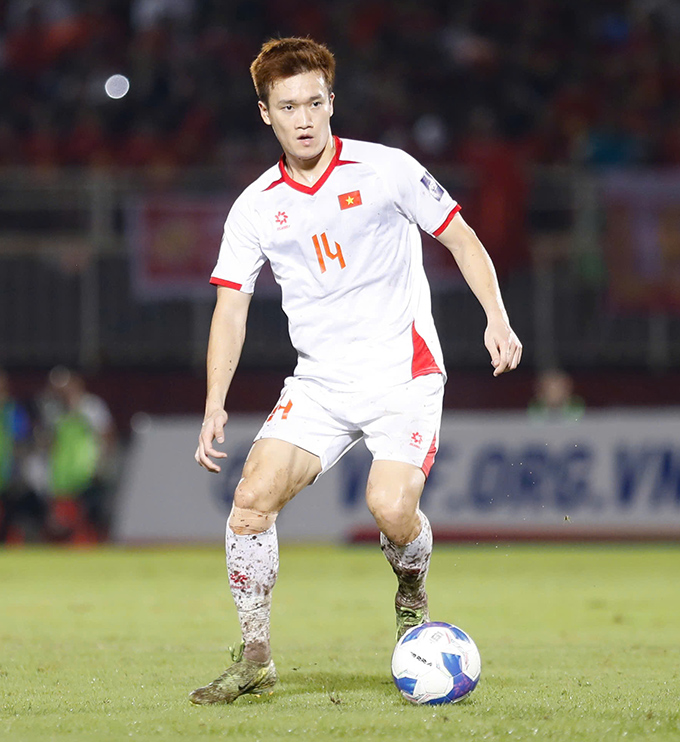 HLV Kim Sang Sik buộc phải rút Hoàng Đức rời sân - Ảnh: Anh Khoa 