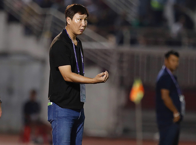 HLV Kim Sang Sik thay người chưa hay trong trận thắng 1-0 Nepal - Ảnh: Anh Khoa 