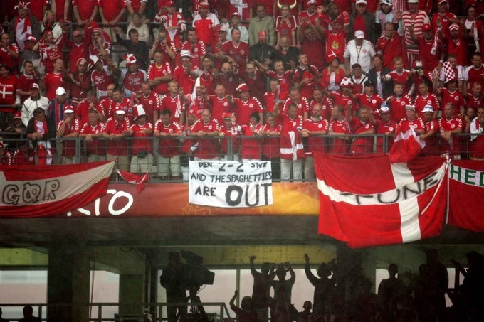 Các cổ động viên của Đan Mạch giăng biểu ngữ tỷ số hòa 2-2 để loại Italia