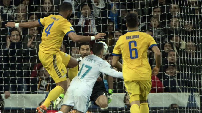 Pha va chạm giữa Benatia và Vazquez