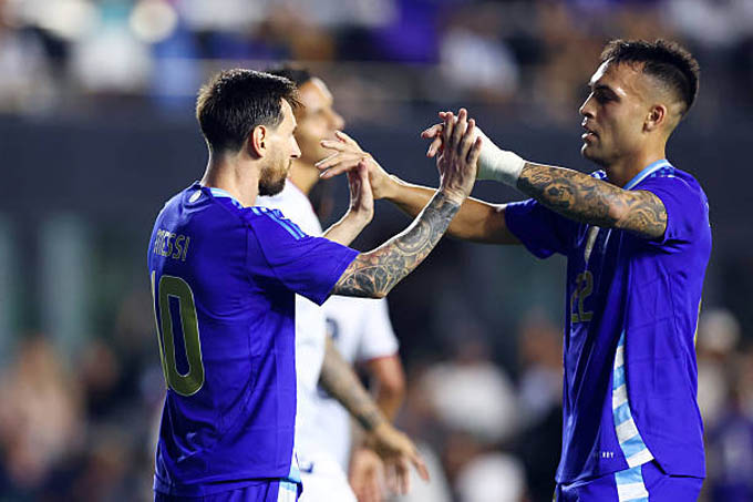 Messi ăn mừng với Martinez