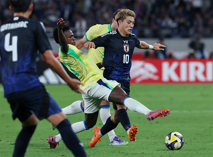 Vini không thể xoay xở được trước hàng thủ Nhật Bản