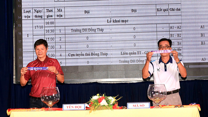 Cựu danh thủ Huỳnh Quốc Cường (trái) của bóng đá Đồng Tháp bốc thăm cho các đội