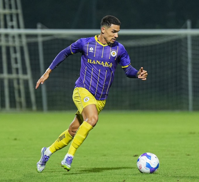 Hoàng Hên tập luyện trong màu áo CLB Hà Nội. Ảnh: Minh Dân
