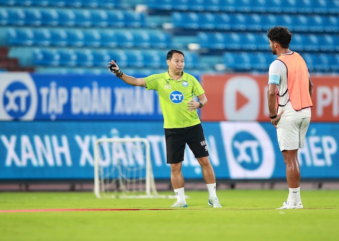 HLV Vũ Hồng Việt và các cầu thủ đang rất muốn giành 3 điểm trước Becamex TP.HCM. Ảnh: Quang Đương