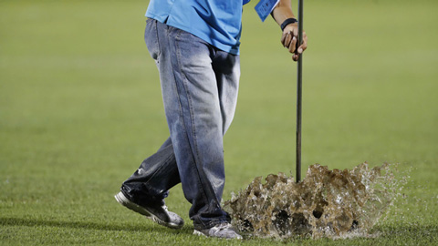  ĐT Việt Nam & những vũng nước đọng trên sân Thống Nhất