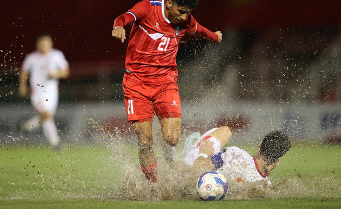 Cơn mưa nặng hạt đã khiến mặt sân Thống Nhất vốn thoát nước kém trở nên lầy lội. Ảnh: Anh Khoa