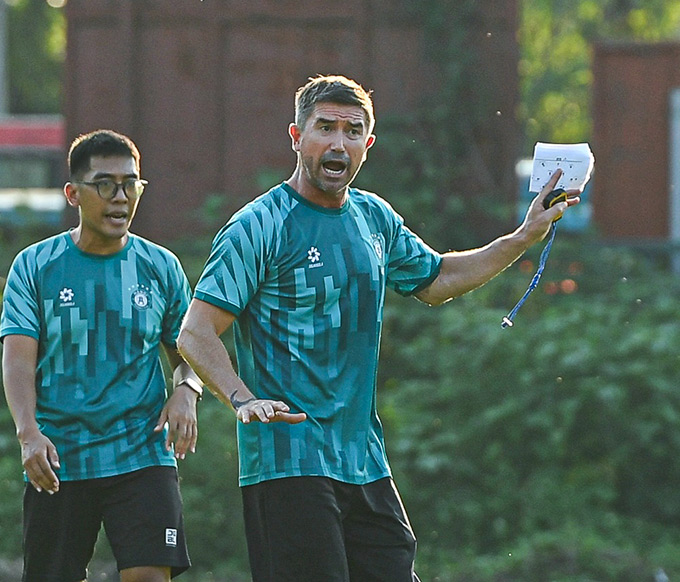 Kewell được học trò tín nhiệm - Ảnh: Hà Nội FC