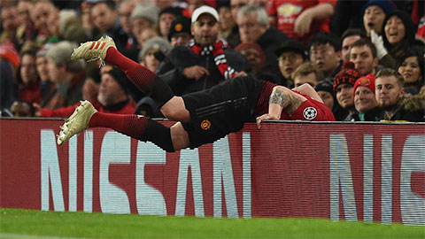  MU cải tạo sân Old Trafford sau cái chết của cựu cầu thủ Arsenal