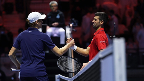  Jannik Sinner hạ gục Novak Djokovic, hẹn Carlos Alcaraz ở chung kết Six Kings Slam