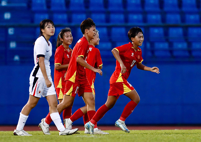 Niềm vui ghi bàn của U17 nữ Việt Nam ở hiệp 2. Ảnh: Anh Khoa