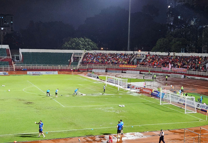 Mặt sân Thống Nhất đã xuống cấp trong thời gian gần đây.