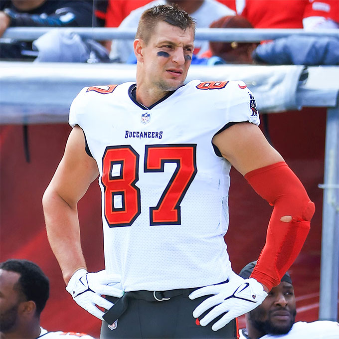Gronkowski thường xuyên mặc đồ do anh trai để lại
