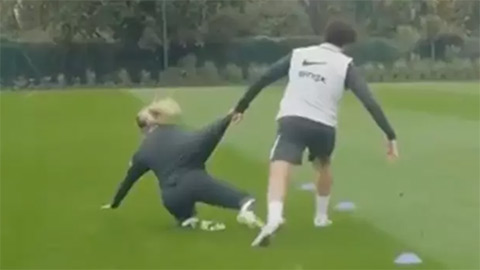  Diego Costa gây bão mạng khi 'hạ gục' cựu cầu thủ nữ Chelsea