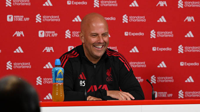 Arne Slot dành lời khen cho khởi đầu của MU mùa này