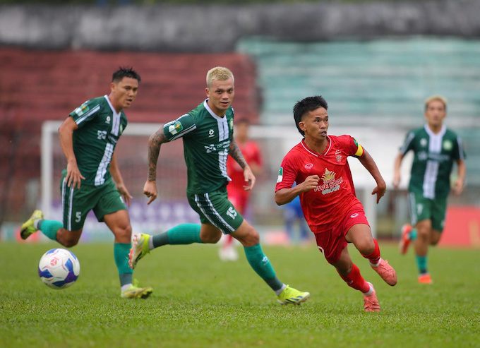 Pha tranh bóng hấp dẫn giữa cầu thủ Long An (áo đỏ) và Đồng Nai. Ảnh: CTV