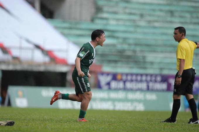 Niềm vui của Minh Vương khi có bàn thắng cho Đồng Nai. Ảnh: Anh Khoa