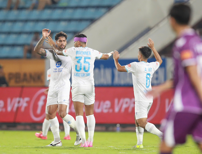 Niềm vui với bàn rút ngắn tỷ số của Romulo bên phía Nam Định. Ảnh: Quang Đương