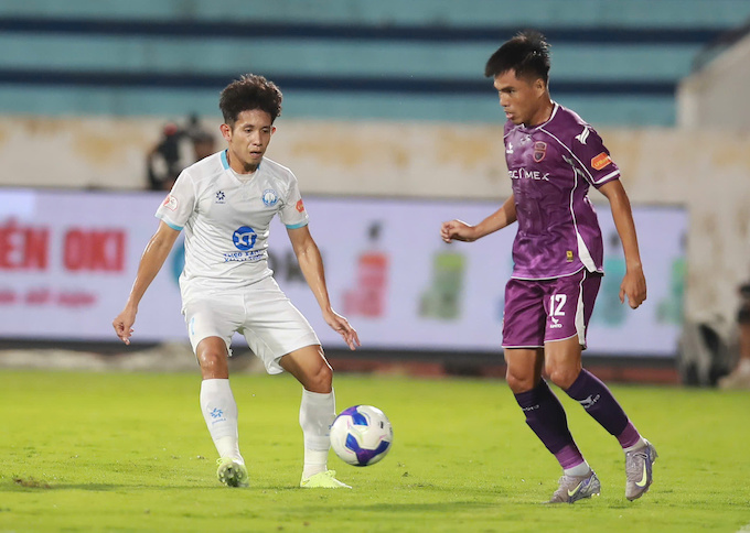 Hồng Duy phải rời sân sớm vì chấn thương. Ảnh: Quang Đương 