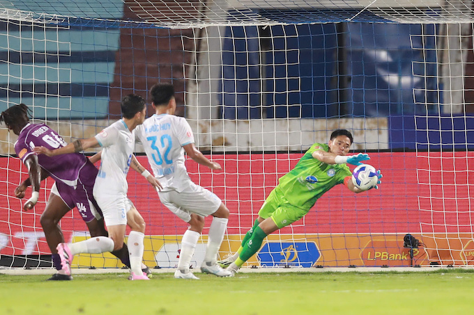 Một pha cứu nguy của thủ môn Nguyên Mạnh. Ảnh: Quang Đương 