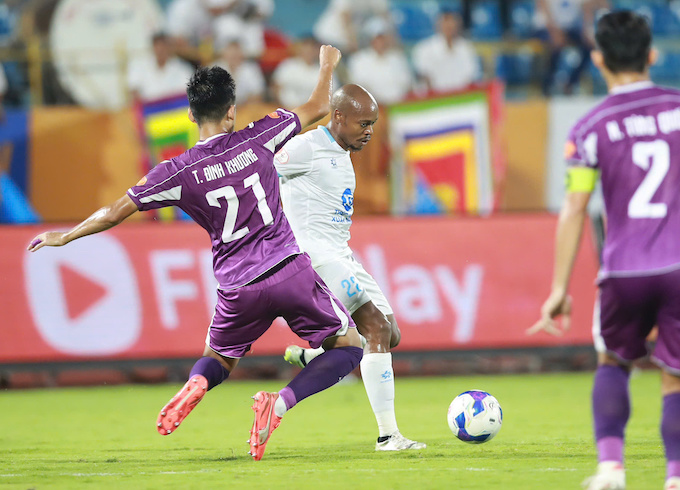 Nam Định bế tắc trong việc tìm chiến thắng trước Becamex TP.HCM. Ảnh: Quang Đương 