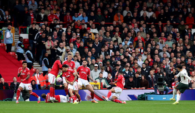 Neto ghi bàn từ đá phạt