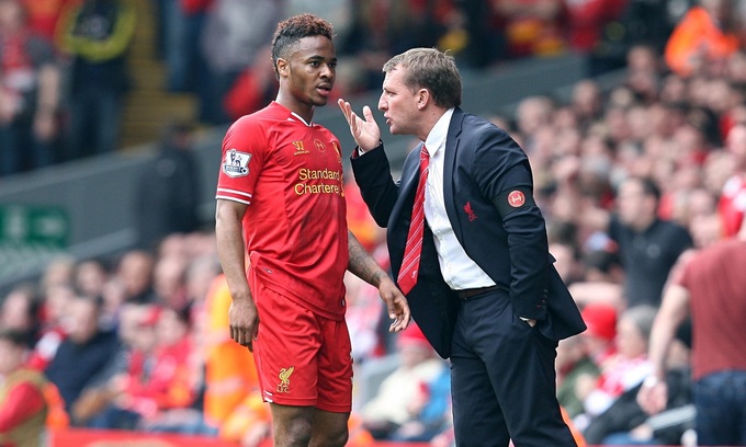 HLV Brendan Rodgers của Liverpool (phải) đã chỉ trích tổ trọng T rất nhiều