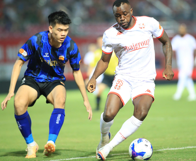 Các cầu thủ HAGL (áo xanh) tỏ ra quá non nớt trước chủ nhà Hải Phòng. Ảnh: Phan Tùng