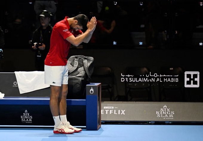 Djokovic cúi đầu xin lỗi khán giả