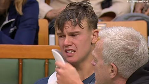  Holger Rune bật khóc khi mắt cá chân kêu 'rắc rắc'