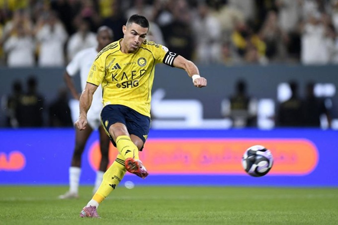 Ronaldo lập một siêu phẩm như thời đỉnh cao