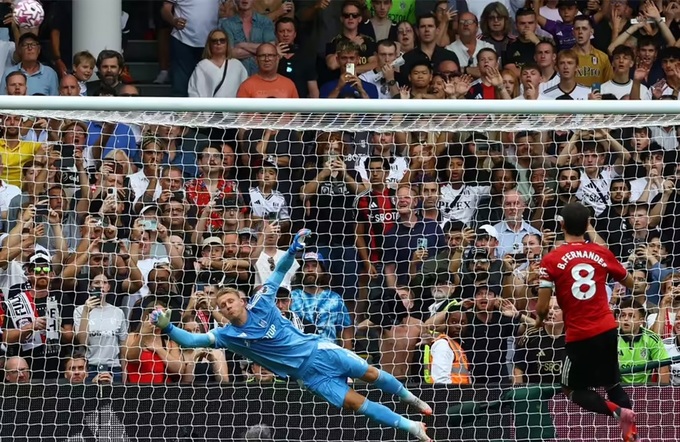 Bruno Fernandes với pha sút penalty lên trời trong trận gặp Fulham ở vòng 2