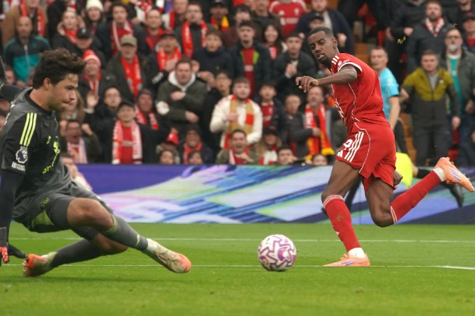 Lammens chơi tốt, giúp MU thắng Liverpool 2-1 ngay tại Anfield