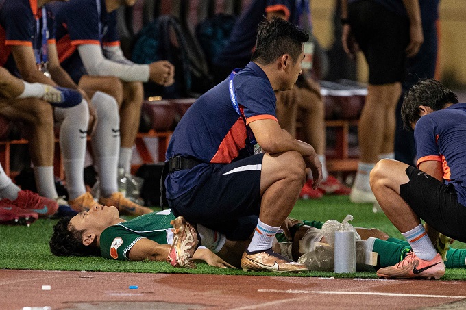 Chấn thương của Bùi Tiến Dũng có vẻ nặng. Ảnh: Đức Cường