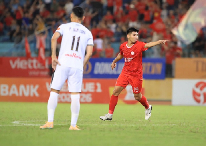 Đinh Xuân Tiến ghi bàn sau khi vào sân từ ghế dự bị. Ảnh: Đức Cường