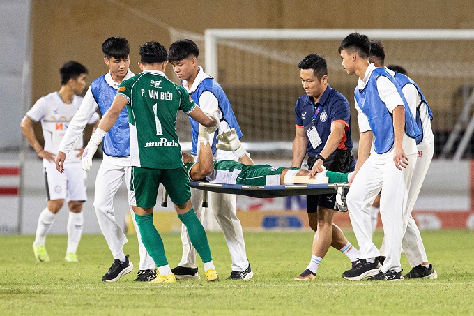 Văn Biểu động viên đồng đội khi vào sân. Ảnh: Đức Cường