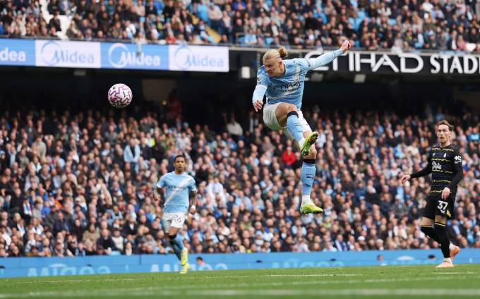 Erling Haaland với pha bật cao ghi bàn trong trận thắng Everton