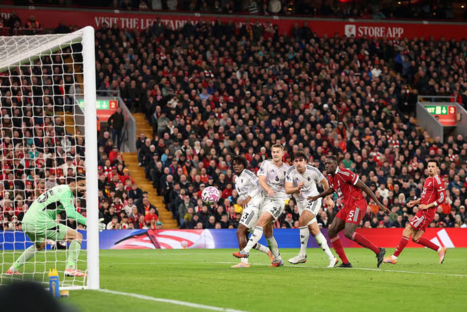 Khoảnh khắc Maguire đánh đầu tung lưới Liverpool