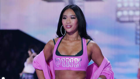  Cô gái H’Mông từng giành HCV Olympic sải bước tự tin trên sàn diễn nội y