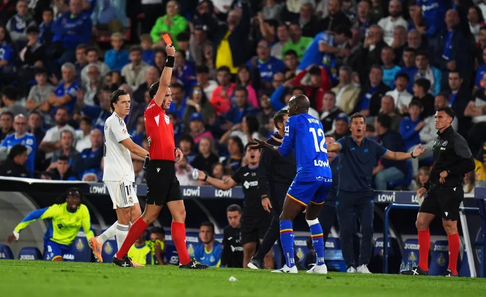 Nyom nhận thẻ đỏ chỉ sau 37 giây có mặt trên sân