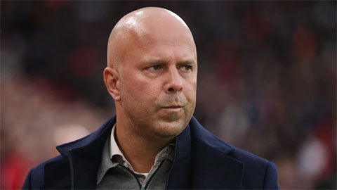  HLV Arne Slot thừa nhận sự bất lực trước MU