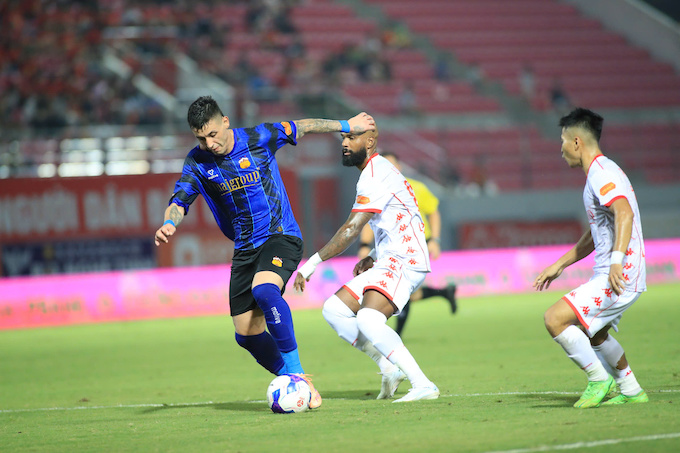 HAGL hiện chỉ mới ghi được 1 bàn thắng, nhưng không phải do ngoại binh ghi. Ảnh: Phan Tùng