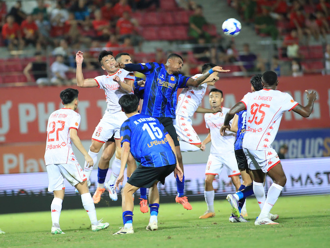 HAGL (áo xanh) vừa thua trắng Hải Phòng 0-3 trên sân Lạch Tray. Ảnh: Phan Tùng