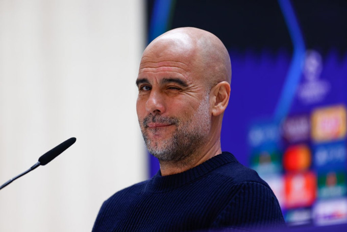 Pep Guardiola nháy mắt với phóng viên trong cuộc họp báo