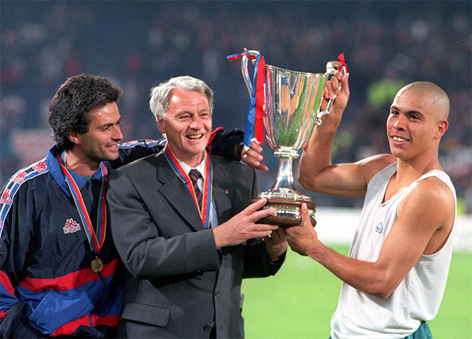 Mourinho có 6 năm làm trợ lý cho Sir Robson