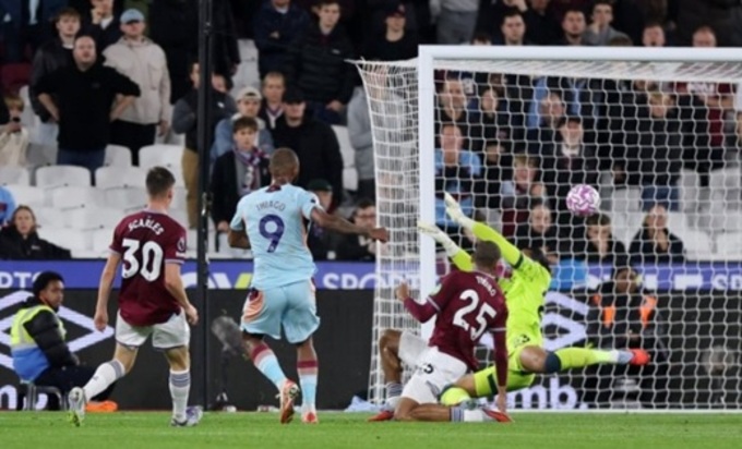 West Ham (áo tím) là cái tên bất ngờ trong nhóm đua trụ hạng mùa này