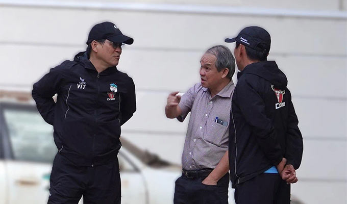 Bầu Đức hẳn đang rất buồn khi HAGL xếp cuối bảng xếp hạng - Ảnh: Minh Tuấn