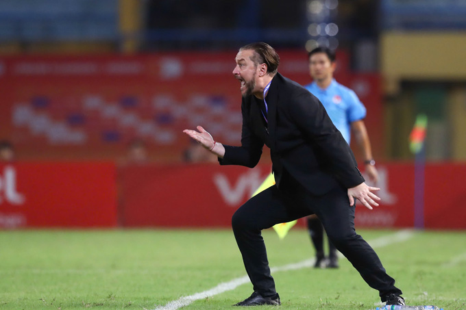 HLV Popov thổi lửa vào tinh thần thi đấu của các cầu thủ Thể Công - Ảnh: Đức Cường