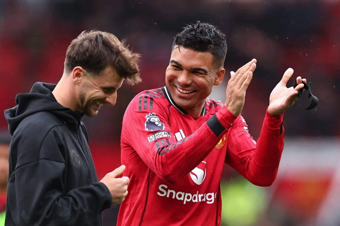 Casemiro (áo đỏ) đang chơi khá tốt tại MU