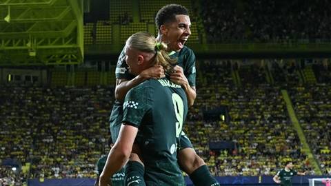  Lewis đá số 10 là phát kiến mới nhất của Pep Guardiola